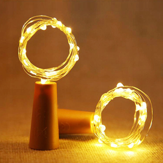 Fľaša na víno s LED osvetľovacími korkovými retiazkami